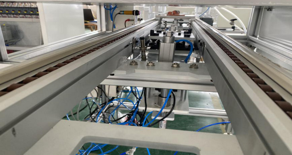 KB88凯时官网特瓷陶瓷橡胶复合衬板硫化喷胶线